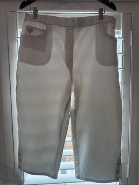 Quacker Factory White Knit Capris with Pocket Detail